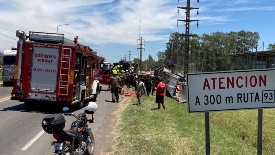 Dos camiones chocaron de frente y uno de los choferes resultó herido - SL24